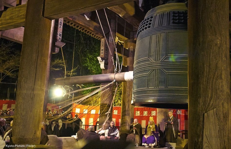 En ōmisoka (大晦日), la nochevieja en Japón, se celebra el hatsumōde (初詣), la primera visita del año al templo en Japón