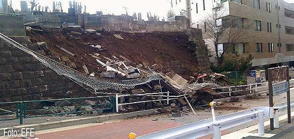 Un muro de Tokio, derruido a causa del terremoto que sacudió la costa noreste de Japón el 11 de marzo de 2011 (Foto: EFE)