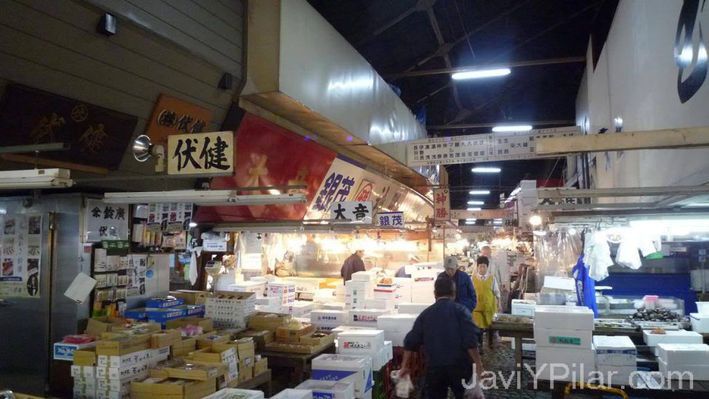 Antiguo mercado lonja de pescado de Tsukiji (Tokio) en funcionamiento