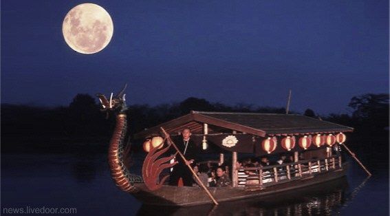 Celebrando el tsukimi en un barco