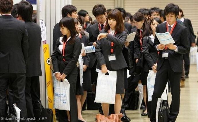 Japoneses esperando para hacer una entrevista de trabajo
