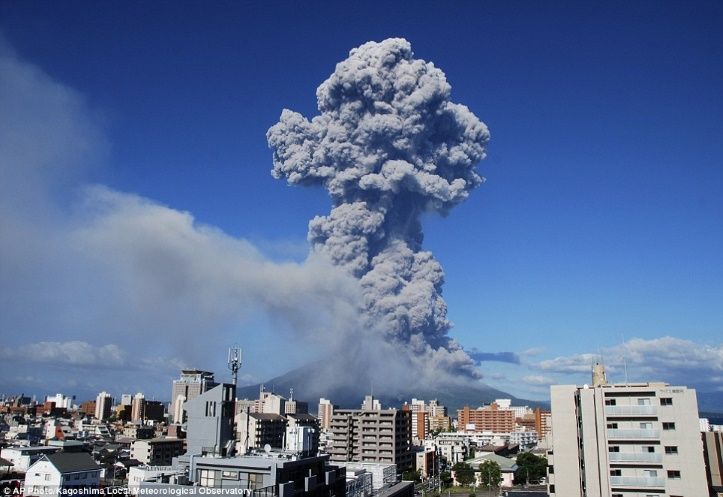 El volcán Sakurajima, en el sudoeste de Japón, ha vuelto a entrar en erupción a las 12:02 de la madrugada en el crater Showa, lanzando cenizas al cielo a una altura de hasta 5.000 metros