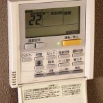 Cómo usar un climatizador en Japón. Típico mando a distancia de aire acondicionado japonés sujeto a la pared