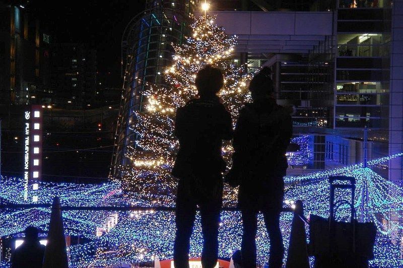 Iluminaciones de Navidad en Tokio: Pareja celebrando la Nochebuena