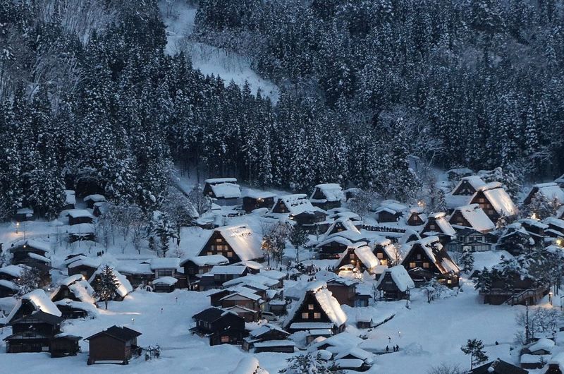 Japón en invierno: la villa de Shirakawago nevada