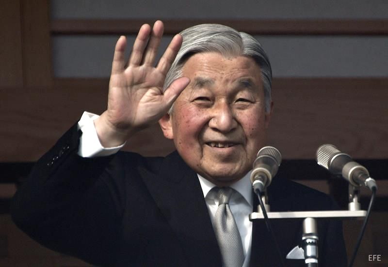 El emperador de Japón, Akihito, saludando al pueblo desde el Palacio Imperial, el día de su cumpleaños.