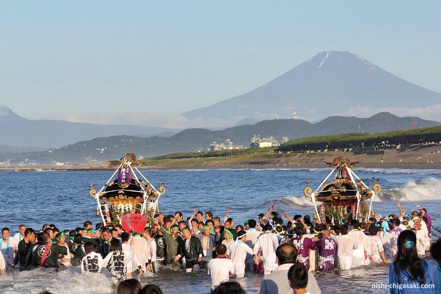 Festivales de Japón: el festival Hamaori Sai de Chigasaki (Kanagawa) se celebra el Día del Mar con un antiguo ritual de purificación de altares sintoistas en el océano.