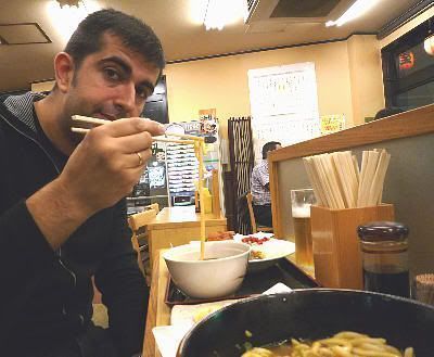 Comiendo udon en un restaurante de Ueno (Tokio)