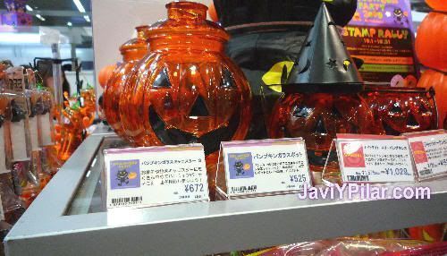 En una tienda de Shiodome, cerca de la estación de Shimbashi (Tokio). Halloween en Japón