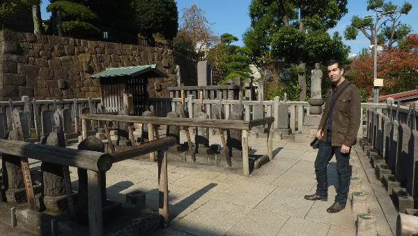 Visitando la tumba de los 47 samurais ronin de Ako, en el Templo Sengakuji (Tokio)