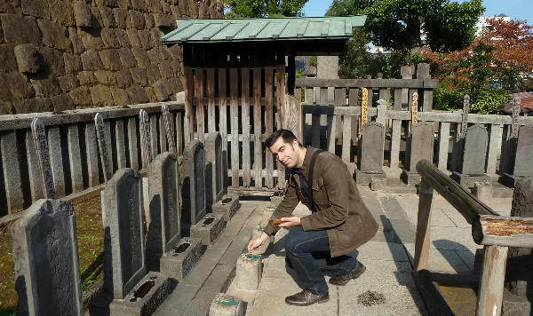 Visitando las tumbas de los 47 samurais ronin de Ako, en el Templo Sengakuji (Tokio)