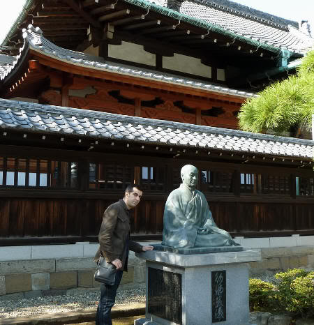Visitando las tumbas de los 47 samurais ronin de Ako, en el Templo Sengakuji (Tokio)