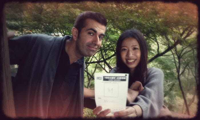 Javi y Ayami rellenando la encuesta del Kanji del Año (noviembre de 2011)