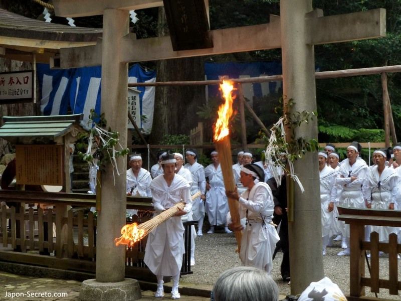 El festival del fuego de Nachi o Nachi No Ōgi Matsuri (那智の扇祭り), celebrado en julio en Nachi Taisha, en pleno Kumano Kodo