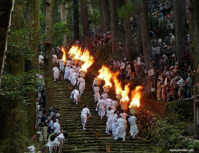 El espectacular festival del fuego de Nachi o Nachi No Ōgi Matsuri (那智の扇祭り), celebrado el 14 de julio en Nachi Taisha, en pleno Kumano Kodo