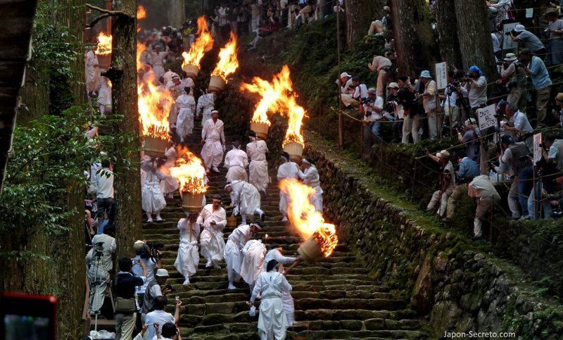 El Nachi No Ōgi Matsuri (那智の扇祭り) o “Festival de los Abanicos de Nachi”, conocido popularmente como Nachi No Hi Matsuri (那智の火祭り, “Festival del Fuego de Nachi“)
