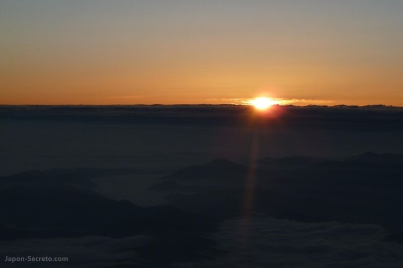 Vista de la salida del sol desde la cima del monte Fuji