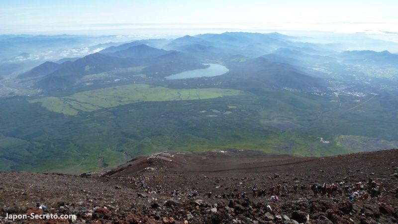 Foto que tomamos desde la cima del Fuji. Vista del lago Ashi ( 芦ノ湖)