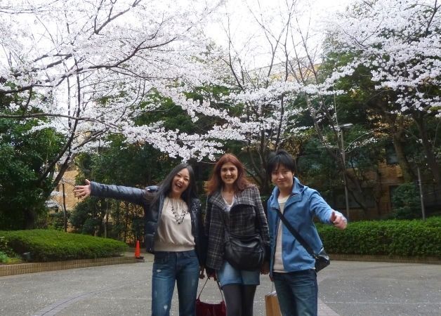 Pilar con Mikiko y Hiroyuki en la primavera de Tokio (Japón, 2012)