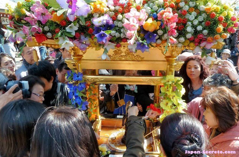 Festivales de Japón: el Kanbutsue (灌仏会) o "cumpleaños de Buda", conocido como Hana Matsuri (花祭) o "Festival de las Flores", celebrado en Japón el 8 de abril. Imagen de la celebración en el templo Sensoji de Tokio