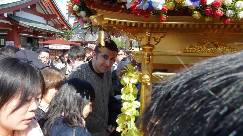 Aquí estoy yo en plena celebración del Hana Matsuri (cumpleaños de Buda), delante del hanamidō, en Sensoji (Asakusa, Tokio)
