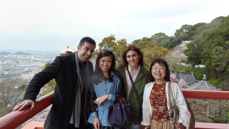 Con nuestra amiga Mana y su madre visitando el templo Kimiidera de Wakayama