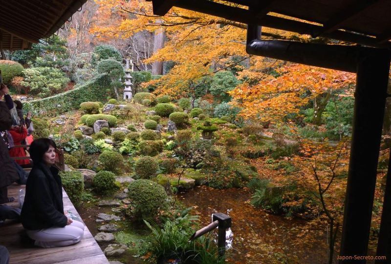 Visitando el templo Sanzen-in (三千院) en Ōhara (Kioto) en otoño. Japón Secreto
