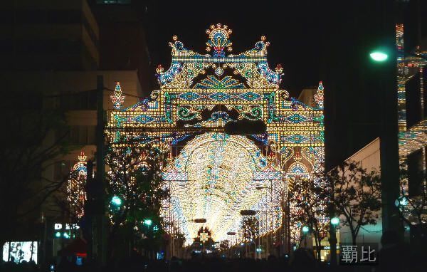 Festivales de Japón: el Kōbe Luminarie (神戸ルミナリエ), un montaje luminoso que adorna el centro de la ciudad de Kōbe las primeras semanas de diciembre, desde 1995, tras el Gran Terremoto de Kansai
