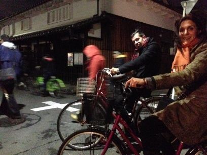 Nosotros en bici por las calles de Tennoji (Osaka, Japón) con amigos