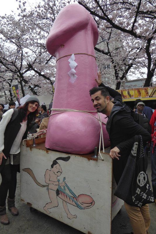 Nosotros en el Kanamara Matsuri (かなまら祭り), conocido popularmente como el Festival del Pene de Acero, seguramente el festival de las fertilidad japonés más famoso en todo el mundo 