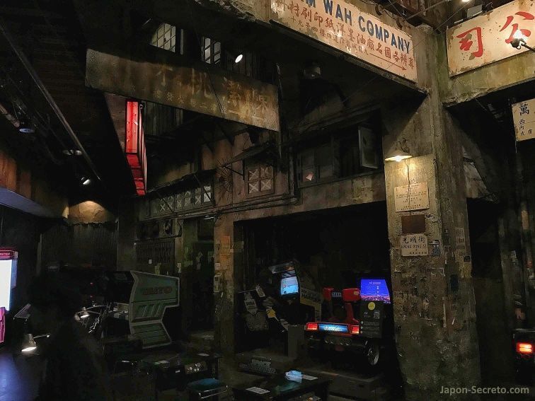 Sala de videojuegos Anata No Warehouse de Kawasaki, ambientada en los callejones de Kowloon (Hong Kong)