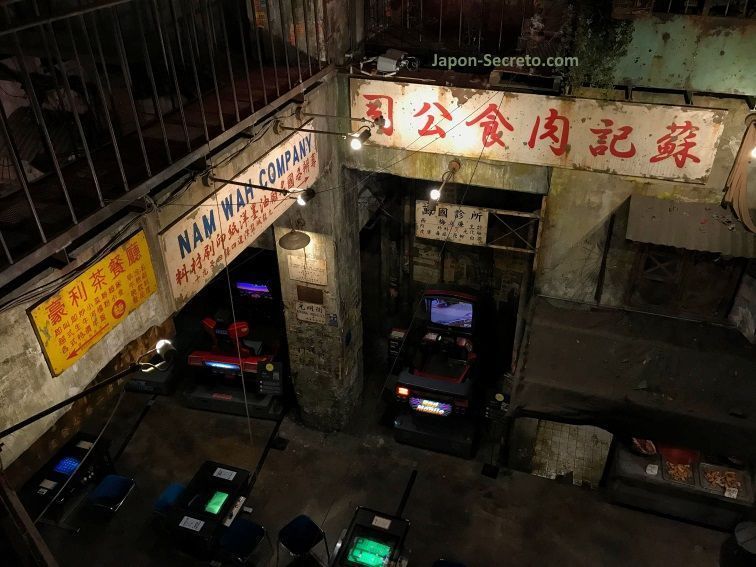 Sala de videojuegos Anata No Warehouse de Kawasaki, ambientada en los callejones de Kowloon (Hong Kong)
