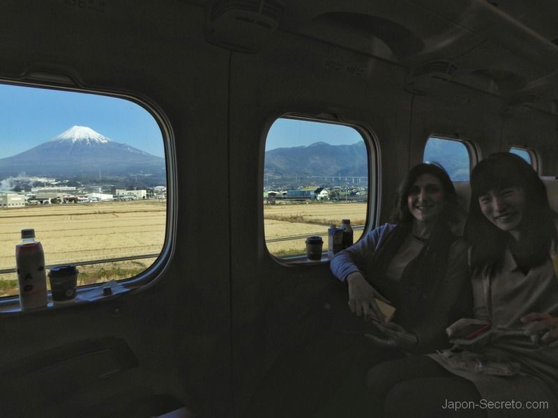 Pilar y Yuki viajando en el Shinkansen hacia Kioto y con las vistas del Monte Fuji al fondo.