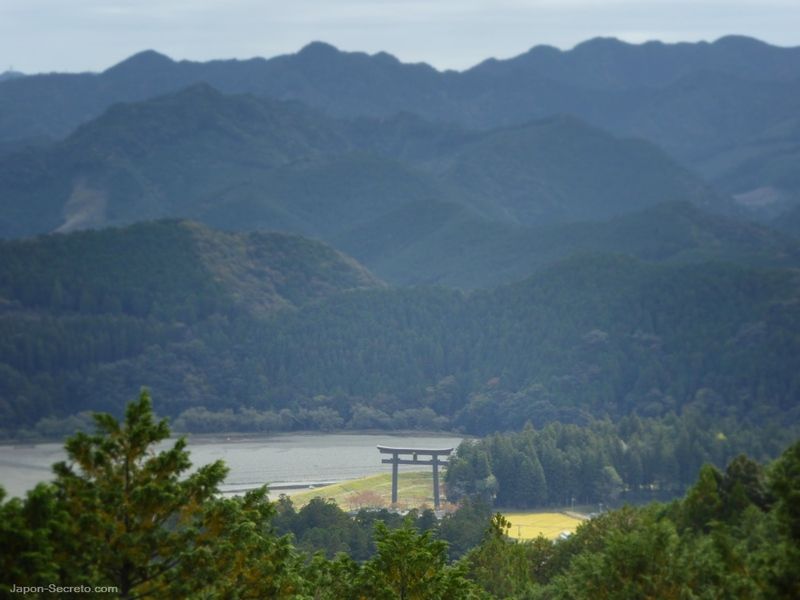 Vista del torii gigante de Kumano Hongu