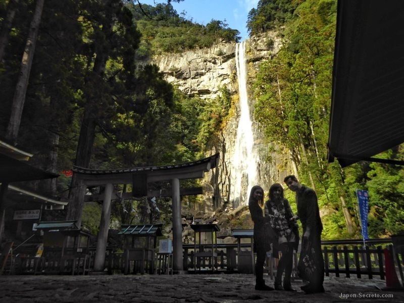 Ante la cascada de Nachi en Kumano (Wakayama, Japón)