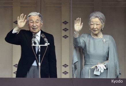 Akihito, emperador de Japón, saludando desde el balcón del Palacio Imperial (Tokio) el día de su 82 cumpleaños, acompañado de la emperatriz Michiko