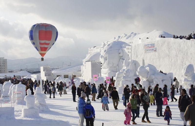 Festivales de Japón: Festival de Invierno de Asahikawa (旭川冬まつり, "Asahikawa Fuyu Matsuri") es el segundo festival de invierno más importante de los celebrados en la isla de Hokkaidō tras el Festival de la Nieve de Sapporo.