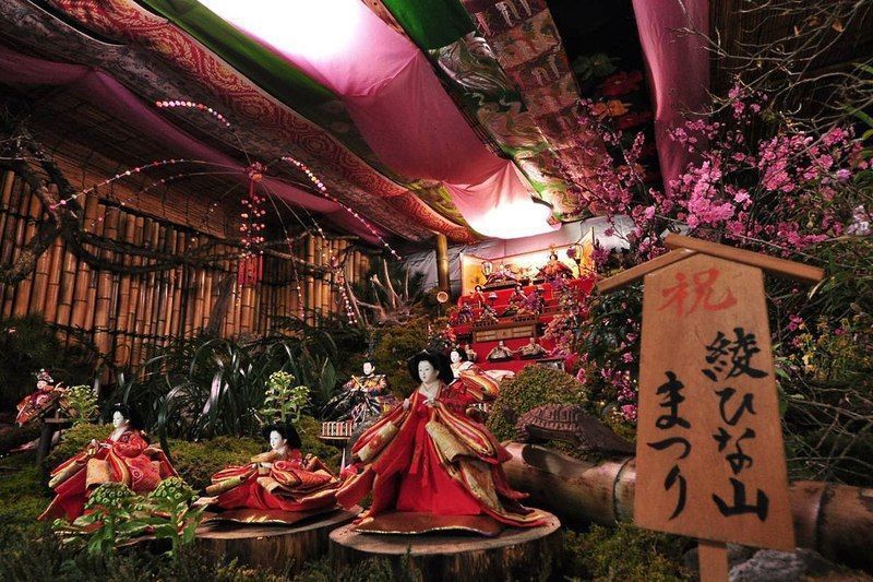 Festivales de Japón: el Aya Hinayama Matsuri (綾雛山まつり), un festival celebrado en la ciudad de Aya (prefectura de Miyazaki) con motivo del festivo tradicional japonés conocido como "Hina Matsuri" (雛祭) o "Día de las Niñas".