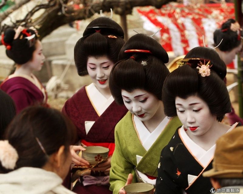 Festivales de Japón: el Baikasai (梅花祭) o Festival de las Flores de Ciruelo se celebra cada año el 25 de febrero en el famoso santuario Kitano Tenmangū de Kioto con motivo del florecimiento de los ciruelos.