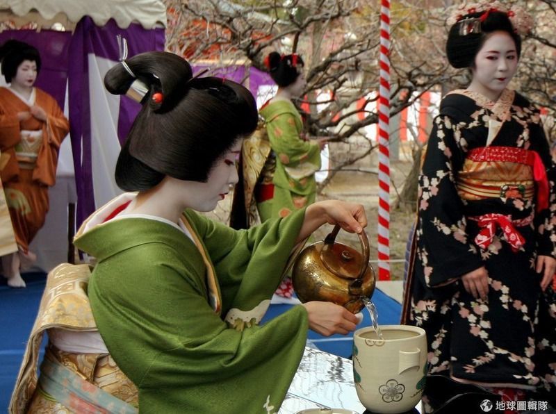 Festival de geishas Baikasai (梅花祭), celebrado todos los años el 25 de febrero en el santuario Kitano Tenmangū de Kioto.