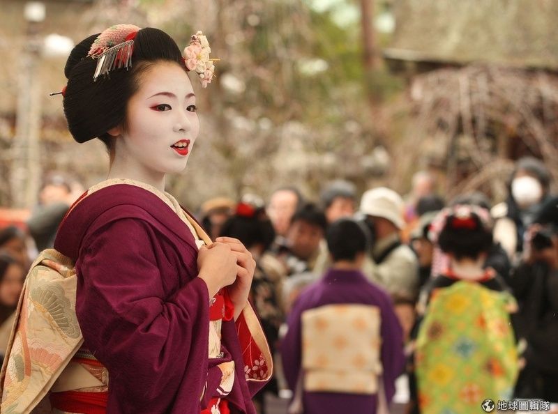 Festivales de Japón: el Baikasai (梅花祭) o Festival de las Flores de Ciruelo se celebra cada año el 25 de febrero en el famoso santuario Kitano Tenmangū de Kioto con motivo del florecimiento de los ciruelos.
