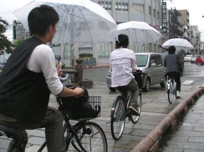 Con la bici y un paraguas en la mano. Japón