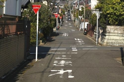 Señales de stop en una callejuela de Japón