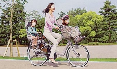 Madre con dos hijos en la bici (Japón)