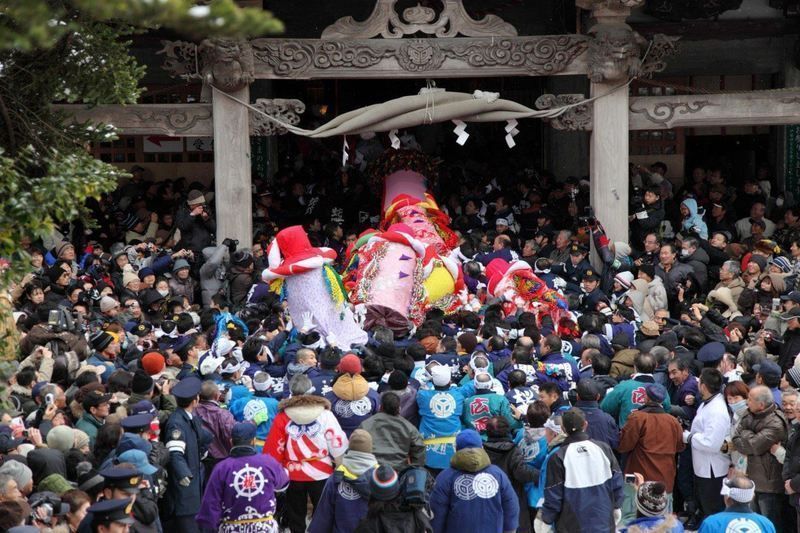 Festivales de Japón: Bonden Sai, en Akita. Un ritual consistente en pelear por llegar el primero a la cima de una montaña con un talismán con el que conseguir la bendición divina