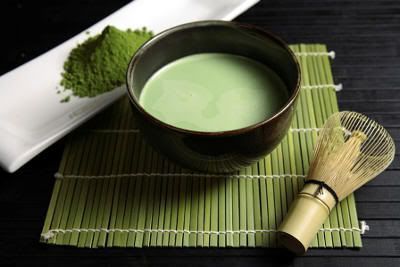 Té verde maccha, chakin, cuenco y chasen para ceremonia del té en Japón