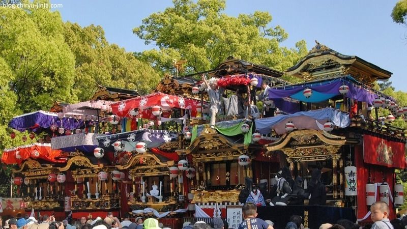 Festivales de Japón: Chiryū Matsuri, un festival celebrado en la prefectura de Aichi, donde unas preciosas y pesadas carrozas son empujadas por hombres en una espectacular procesión