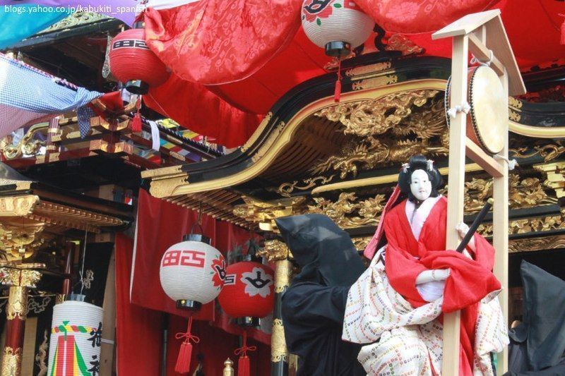 Muñecos karakuri del festival Chiryū Matsuri, celebrado en la prefectura de Aichi, donde unas preciosas y pesadas carrozas son empujadas por hombres en una espectacular procesión