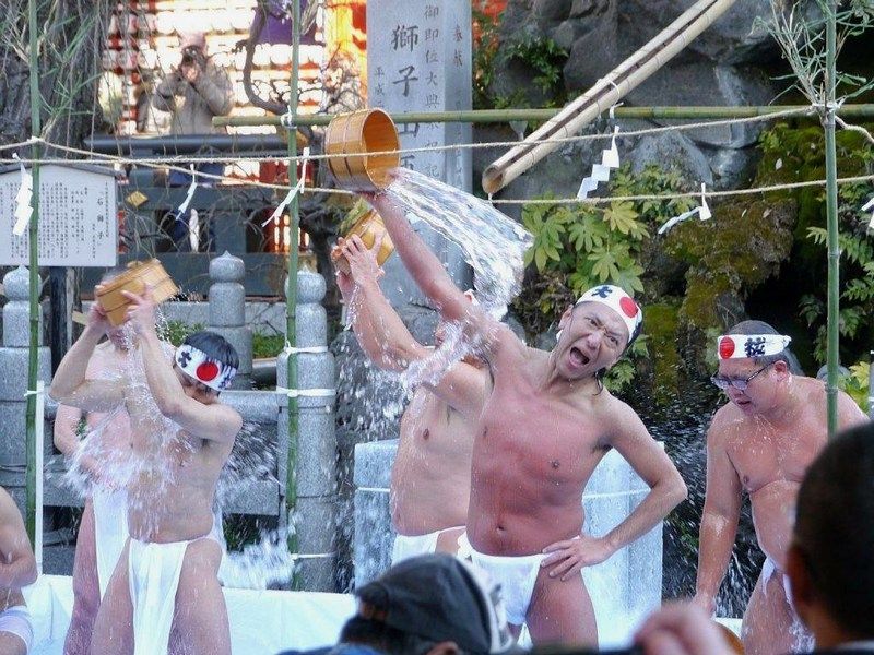 Festivales de Japón: Daikoku Matsuri del santuario Kanda Myojin de Tokio donde semidesnudos se purifican con agua helada