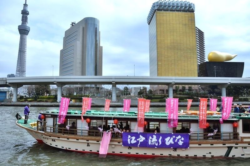 Festivales de Japón: el festival Edo Nagashi Bina (江戸流しびな) celebrado a finales de febrero en el parque Sumida (隅田公園), en Tokio, para celebrar el Hina Matsuri o Día de las Niñas (雛祭).